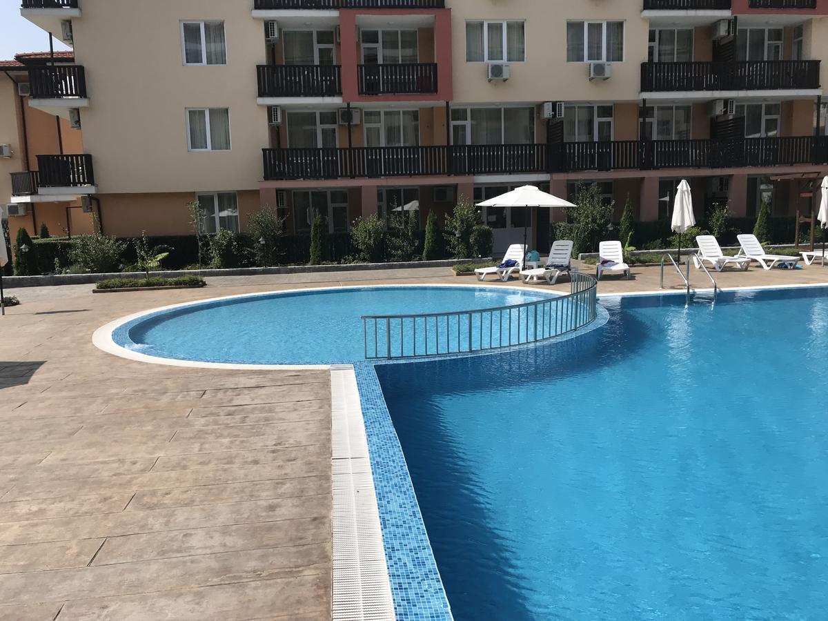 Apartcomplex Chateau Aheloy Exterior photo